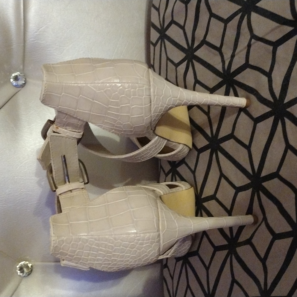 Shoes - Picture 4 of 4